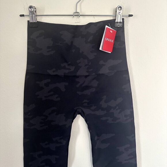 NEW Spanx Look at Me Now EcoCare Seamless Leggings in Black Camo - Picture 3 of 5